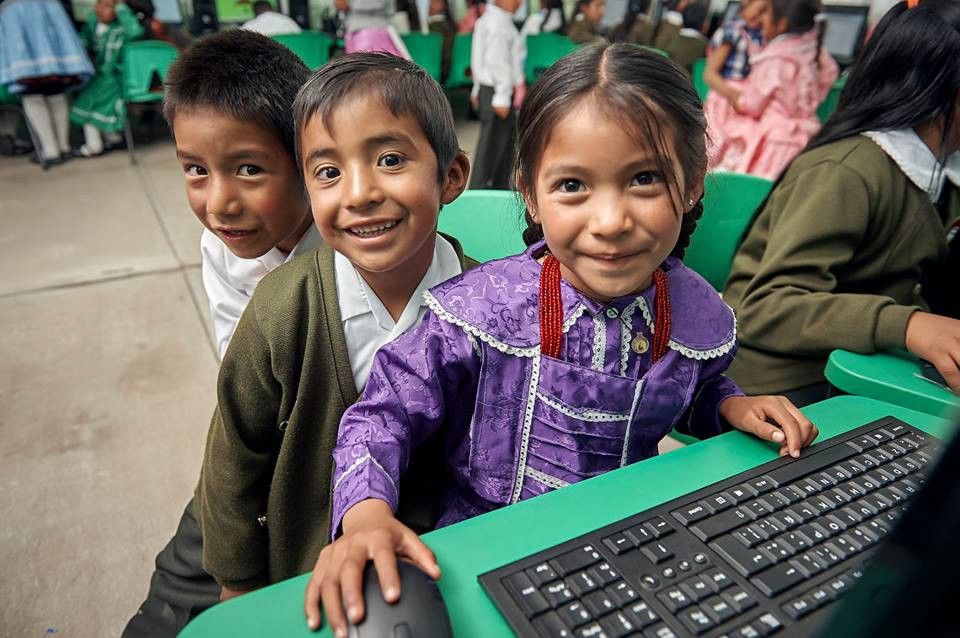 Tres estudiantes jóvenes. 