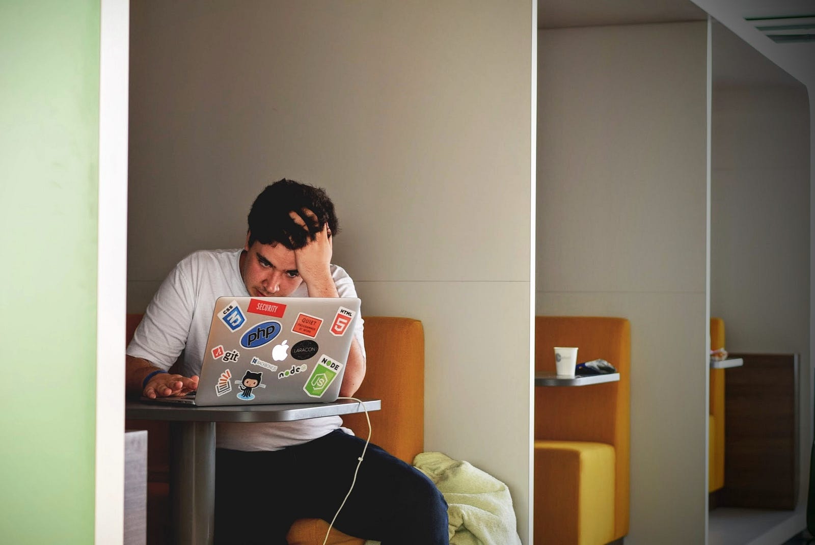 Un hombre trabajando en su computadora.