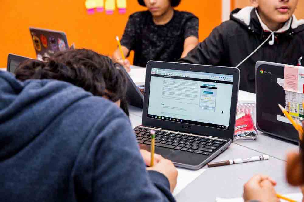 Un grupo de estudiantes trabajando en CommonLit. 