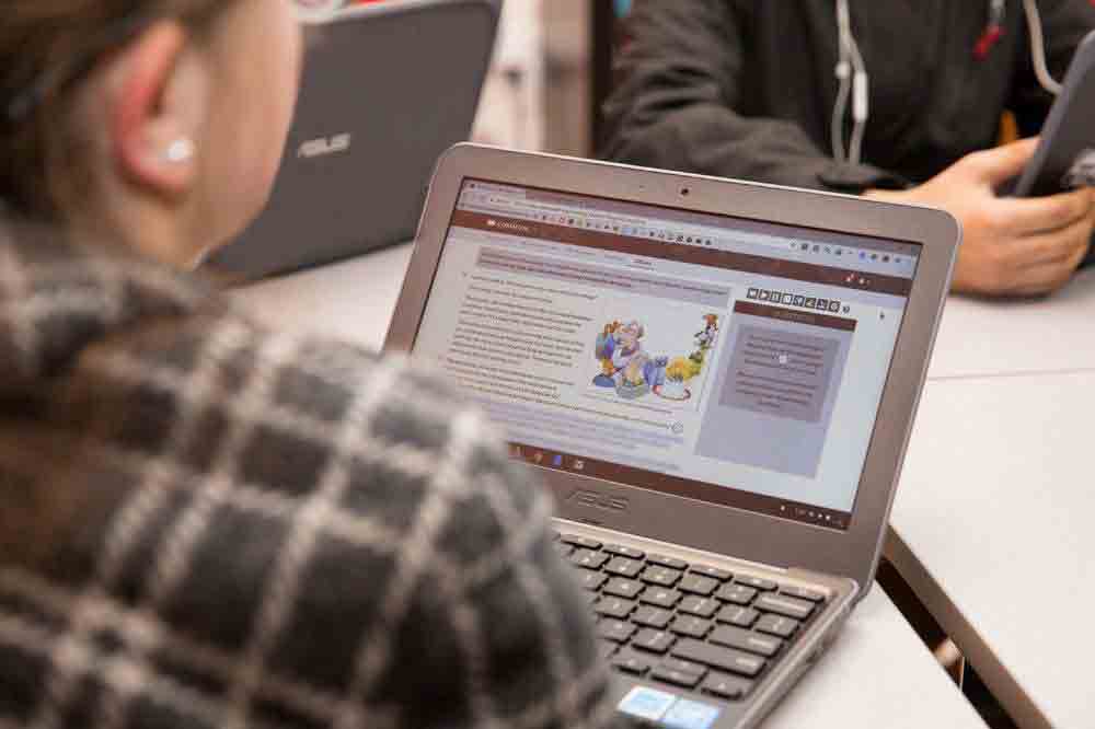 Una estudiante trabajando en CommonLit. 