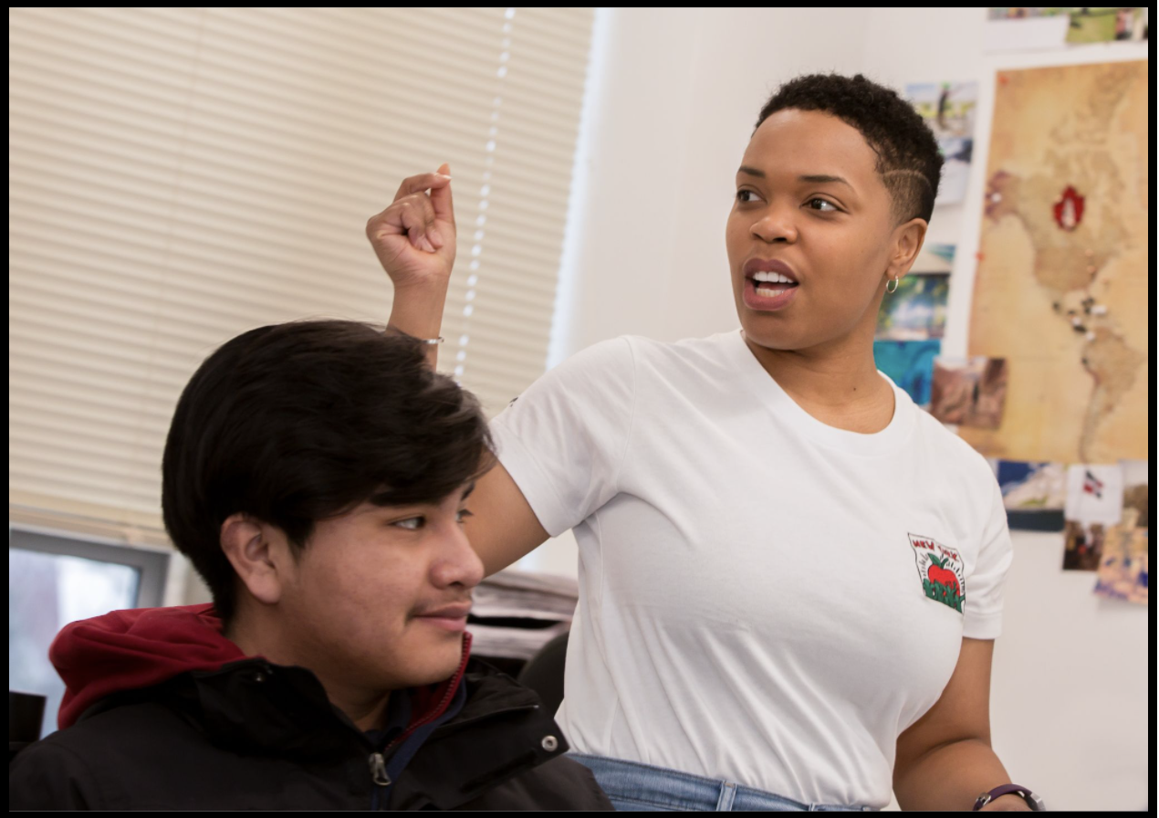 Una maestra y un estudiante. 